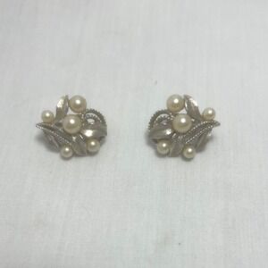Vtg Trifari Clip On Earrings Faux‎ Pearl Cluster Silver Tone Mid Century Signed